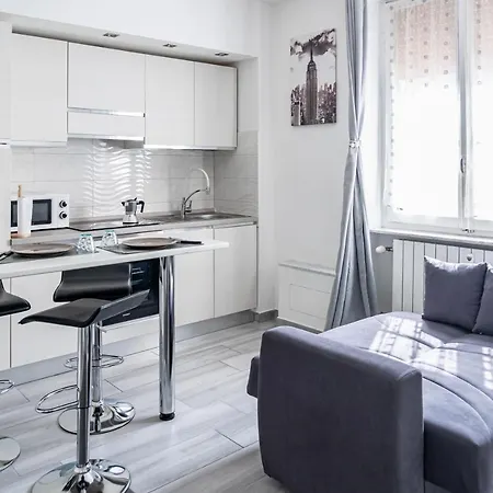 Guesthost - Selly House *